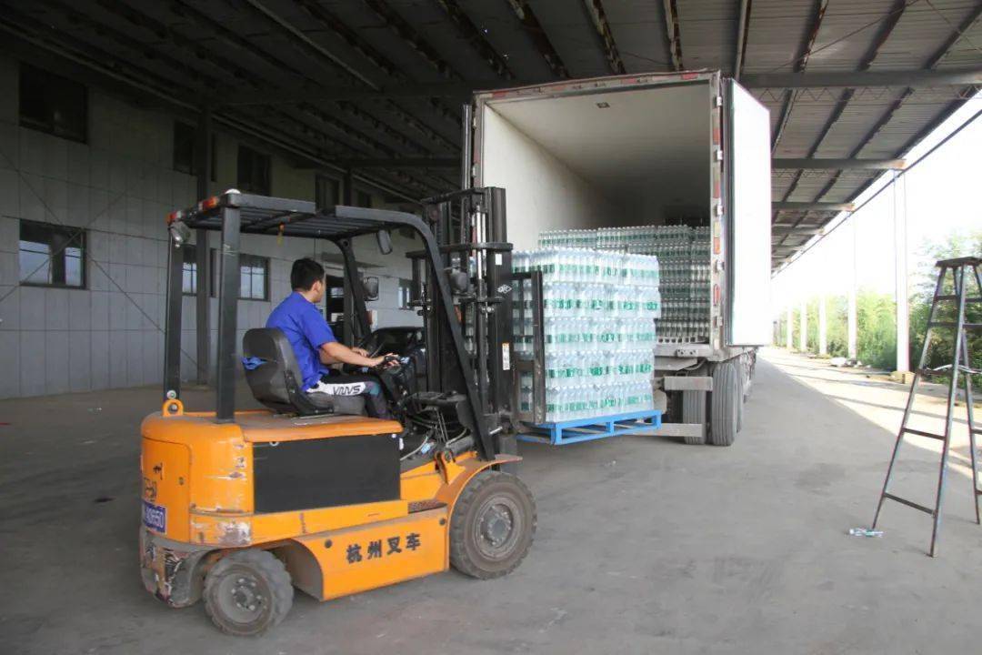 科迪集团8车科迪天然深泉水驰援新密