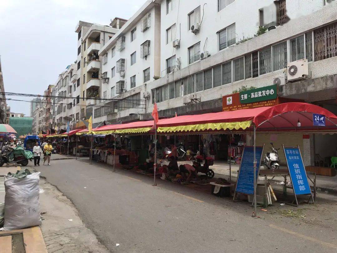 在罗定茶亭市场"严禁停车"的警示牌下,竟有车一停就是一整天!