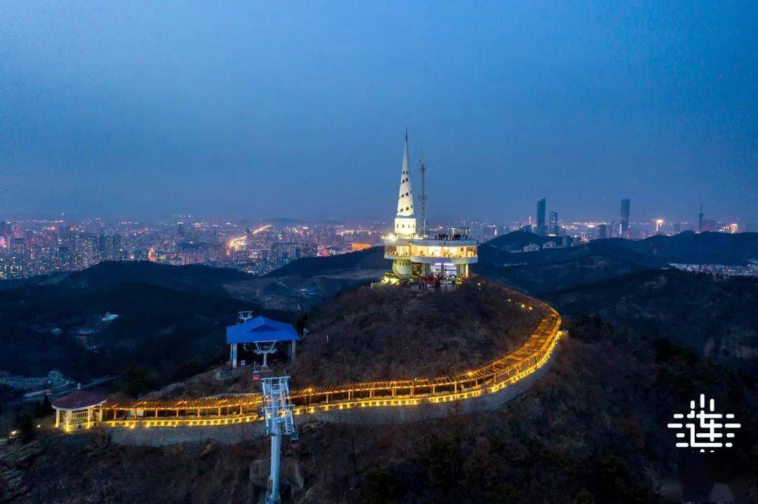 莲花山靠近森林动物园,登顶观景台,向西一览跨海大桥,向东可以远眺