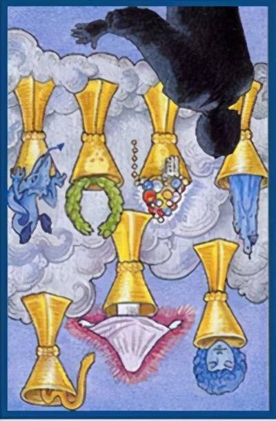 塔罗的牌面出现了"圣杯七"逆位,一方面工作中对于金钱过于在意和执着