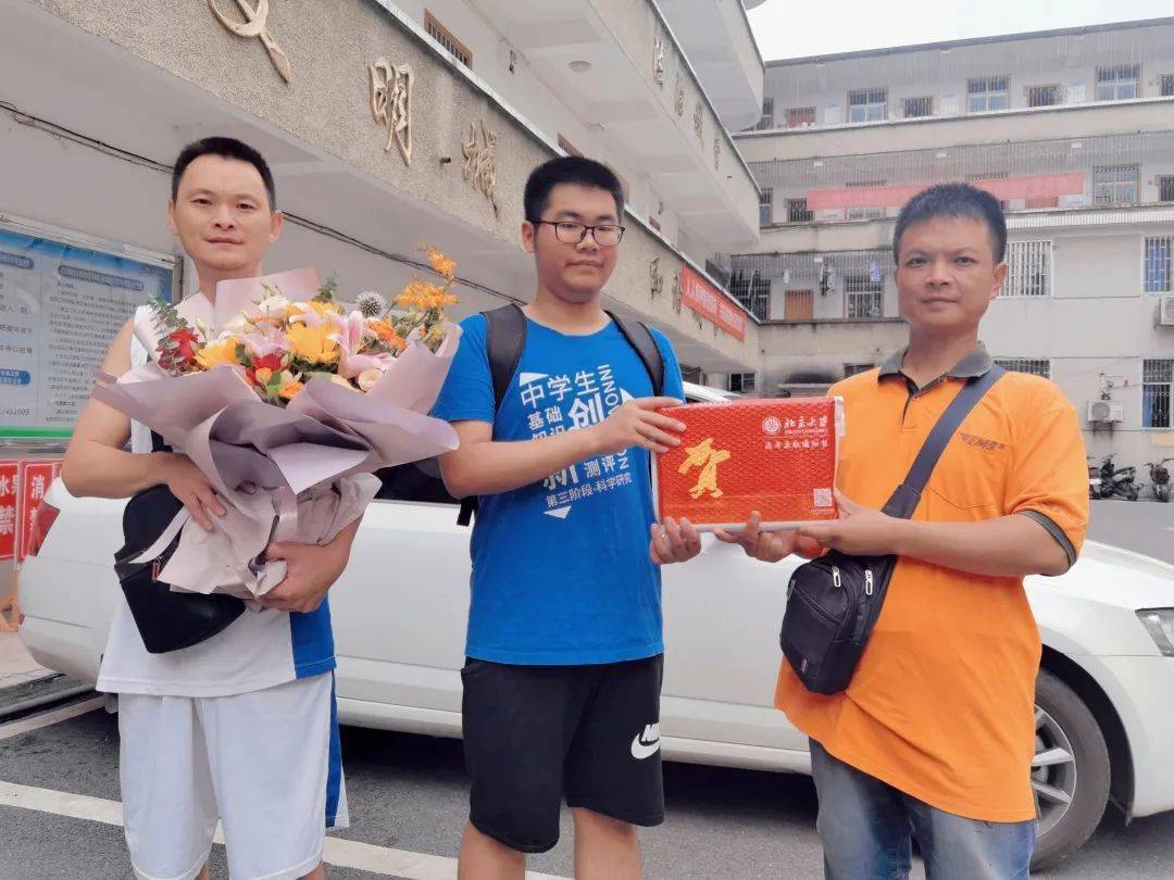 代艺同学从小成绩名列前茅,先后在芷江荷花池小学,芷江一中初中部