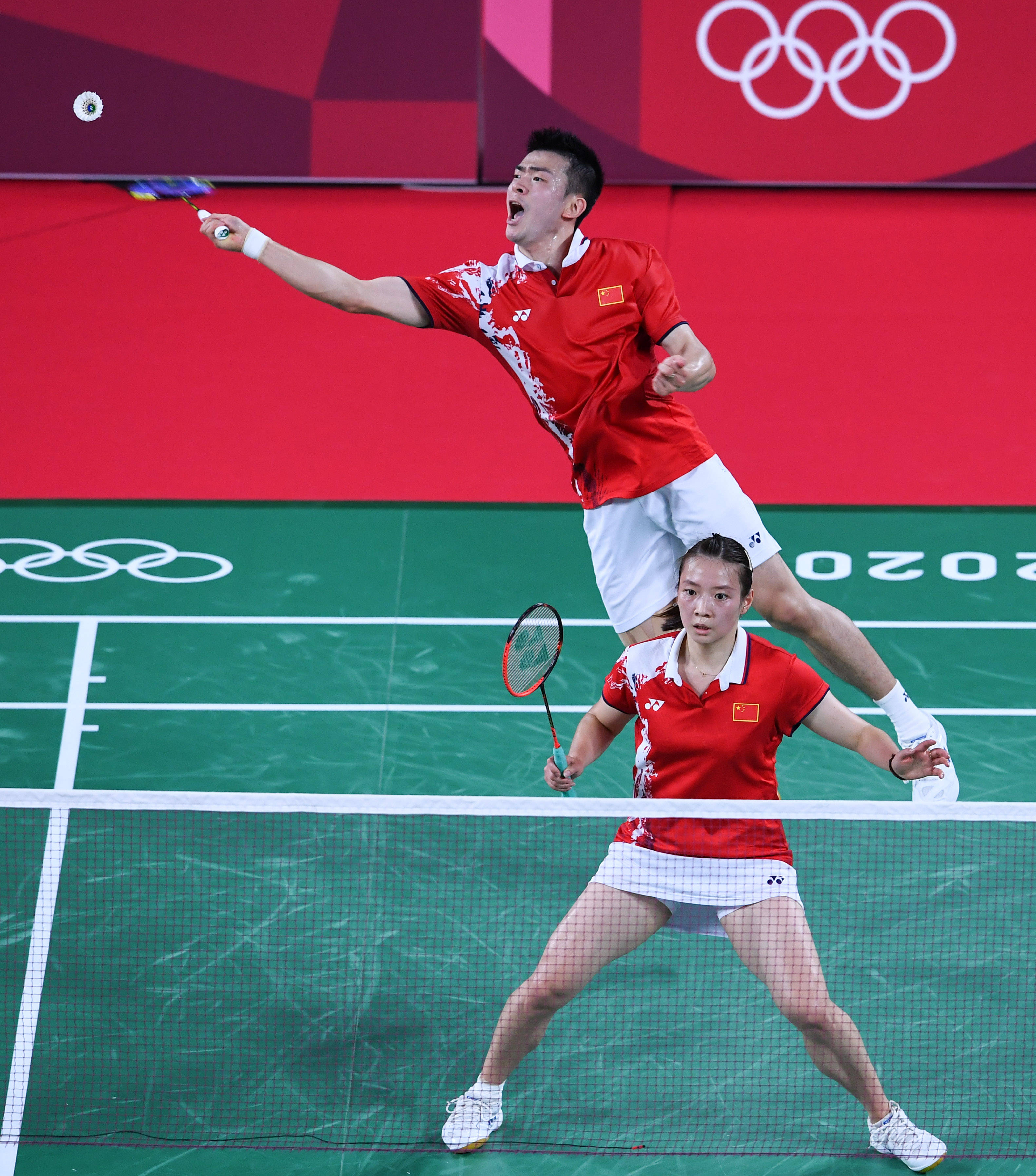 当日,在东京奥运会羽毛球混双小组赛中,中国选手郑思维/黄雅琼战胜