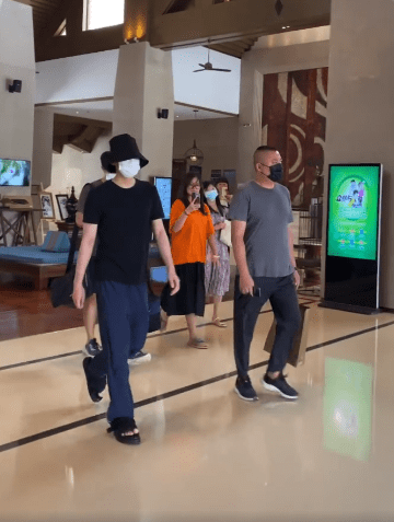 李大爷|李易峰今日份路透来袭 拖鞋或成峰峰夏日搬砖标配