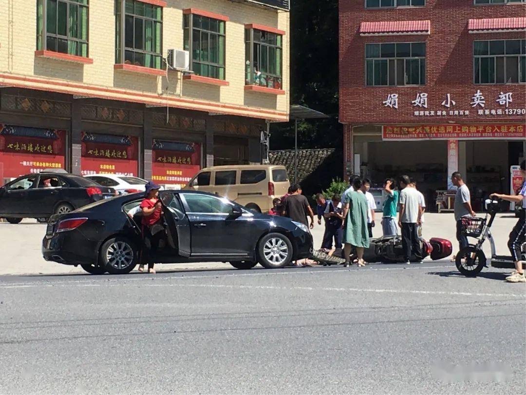 突发:隆回六金这个路段出车祸了,摩托司机