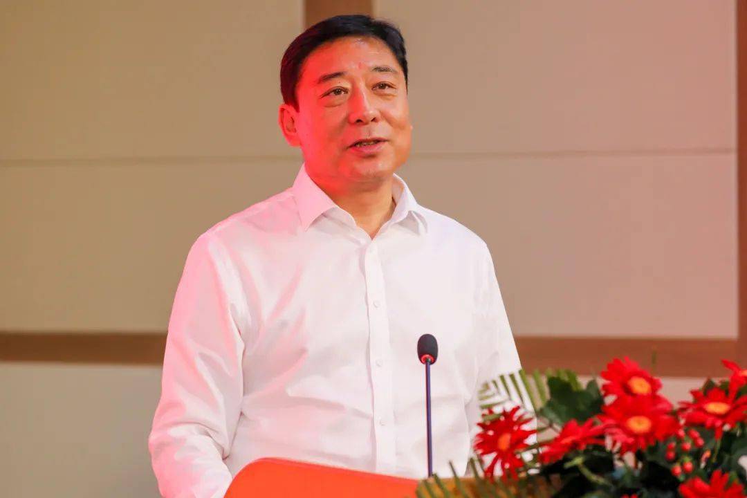 江南大学党委书记朱庆葆,盟委书记张晓兵共同为江南大学兴安盟技术