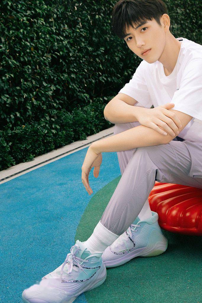 陈飞宇运动风写真少年感十足细碎刘海尽显帅气脸庞超有范