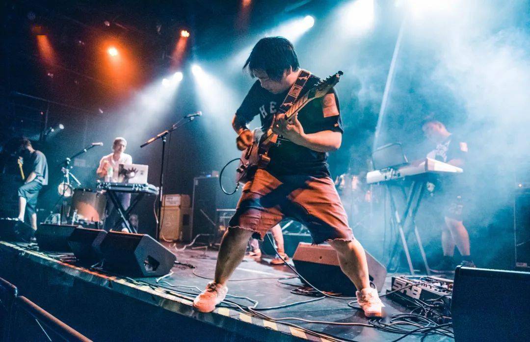 厦门醉大艺术夜市集周五六闪现朋克摇滚乐队即兴脱口秀壕礼抽奖千瓶