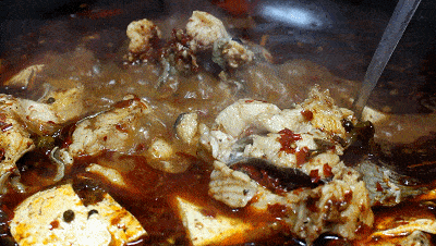 8元抢铁锅炖鱼,鸡腿套餐,还有秘制锅底和配菜,让你一口秒回正宗老东北