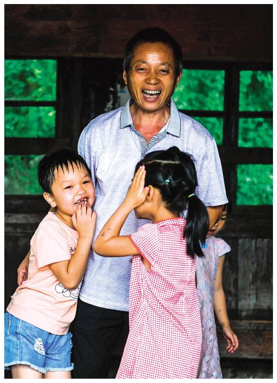 满头的白发"小吴老师"已经55岁了,脸上写满了温柔!