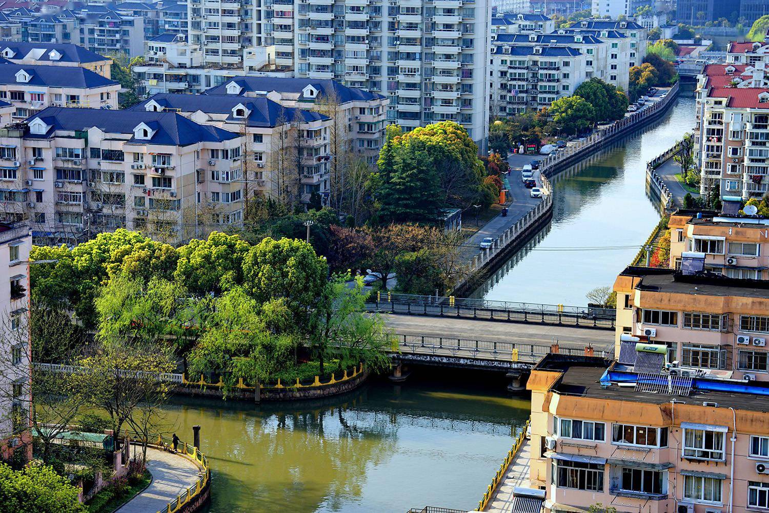 江南街镇浦东南码头巧解三老棘手题共筑七彩温馨舟