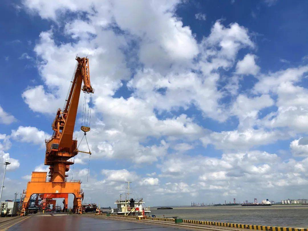 沙钢防台防汛"第一关"海力码头已早早做好准备.