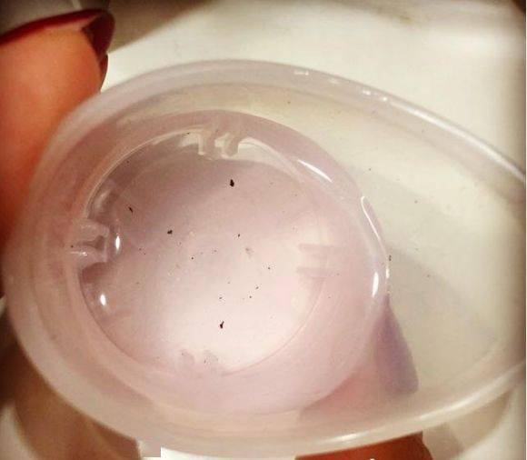 看一下洗眼液洗出的脏东西.你骗人!我明明能洗出脏东西!