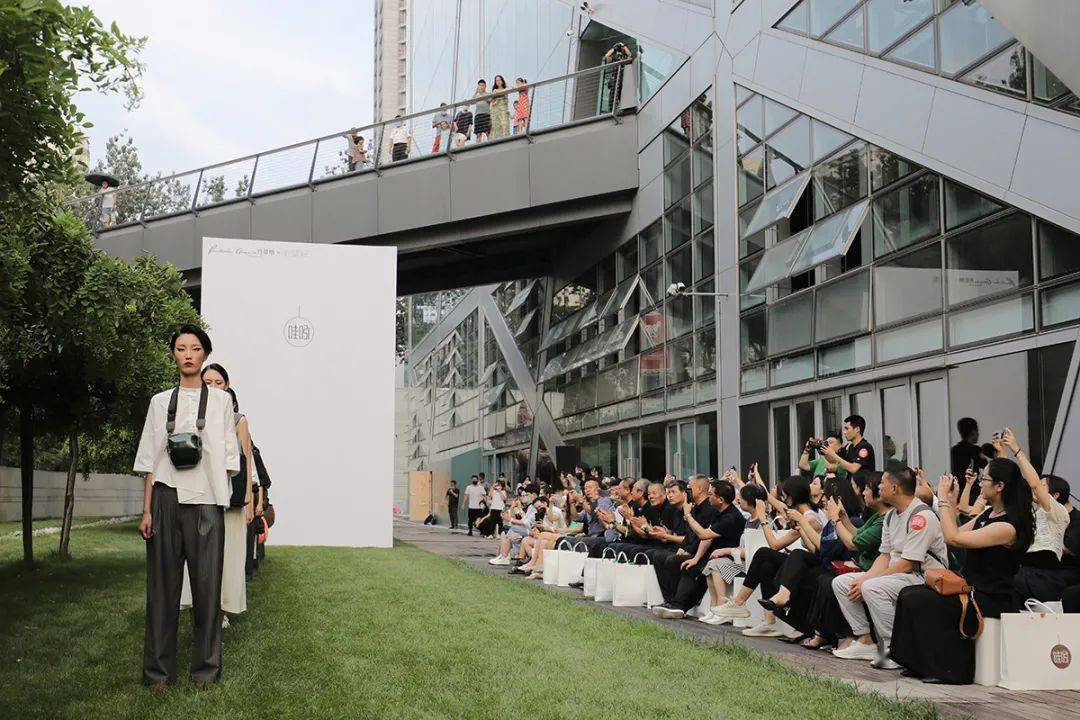 哇吲刘盛毅:做有温暖的设计_芳草地