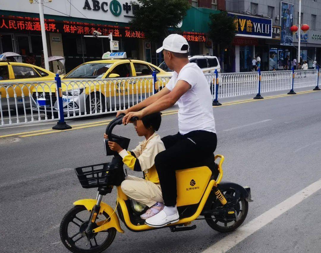 文明出行骑小黄车违法行为曝光危险