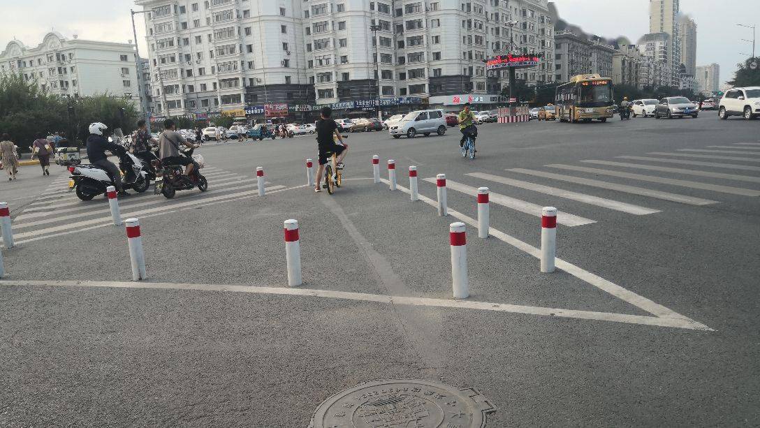 人行道安全岛上设置隔离桩保行人安全点赞