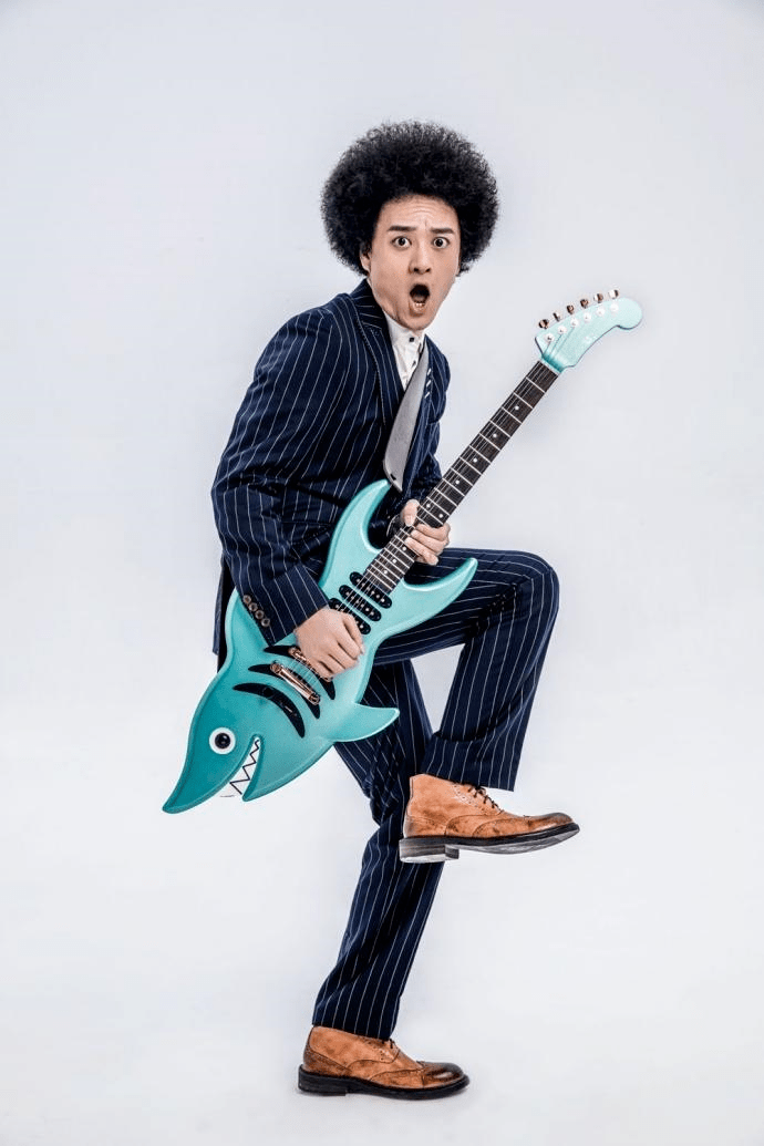 赵英俊没有和父母商量,背上吉他,拿着仅剩的700块钱就出发了.