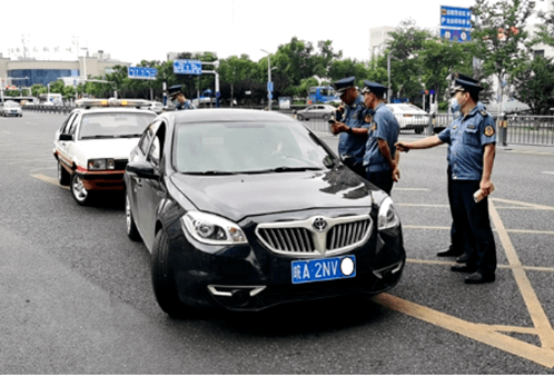 私家車打著順風車旗號從事非法營運一司機因這個操作被查