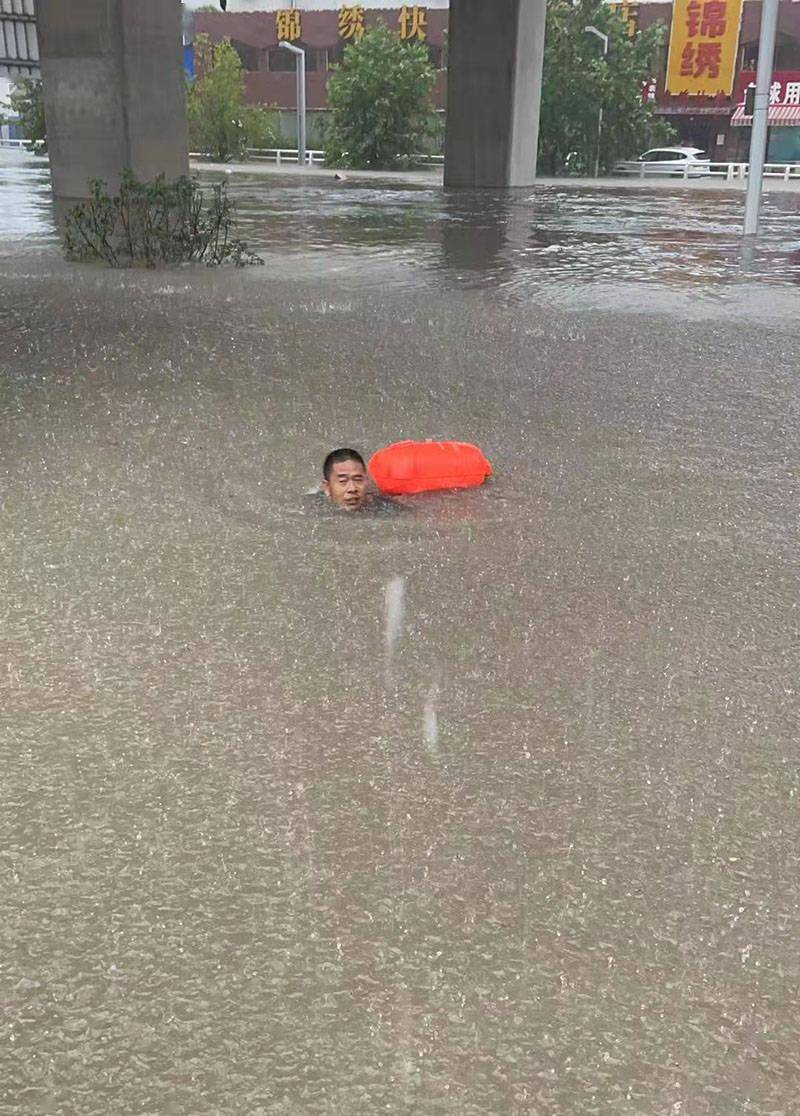 暴雨中救人第一次被水沖走,他兩次跳入洪流