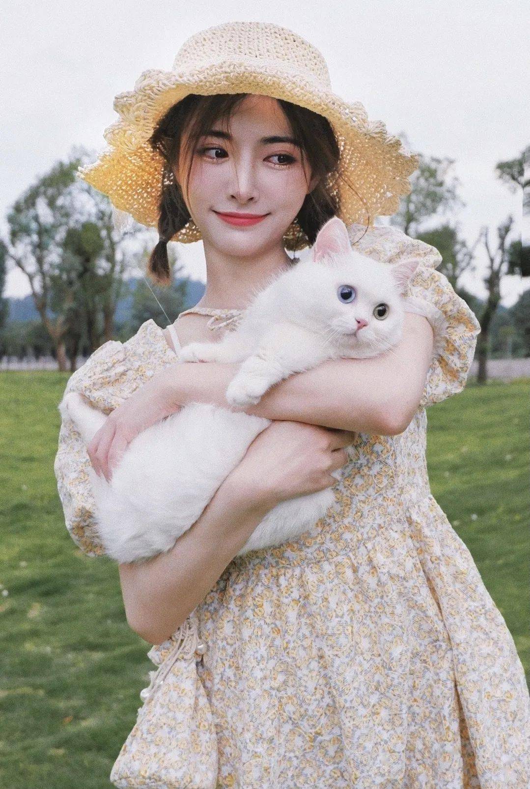材质|Loewe、Miu Miu草编帽，才是今夏最时髦凹造型神器！