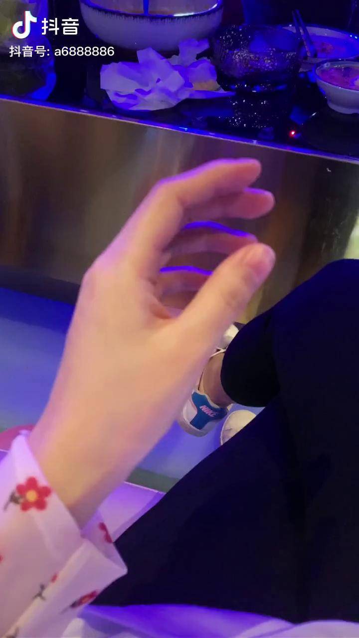 老一辈说过女孩子遇到爱的人手上会长出一颗朱砂痣当爱意变淡到最后