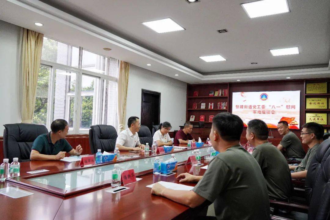 在95084部队,95026部队,中国解放军32580部队,慰问一组与部队官兵面对