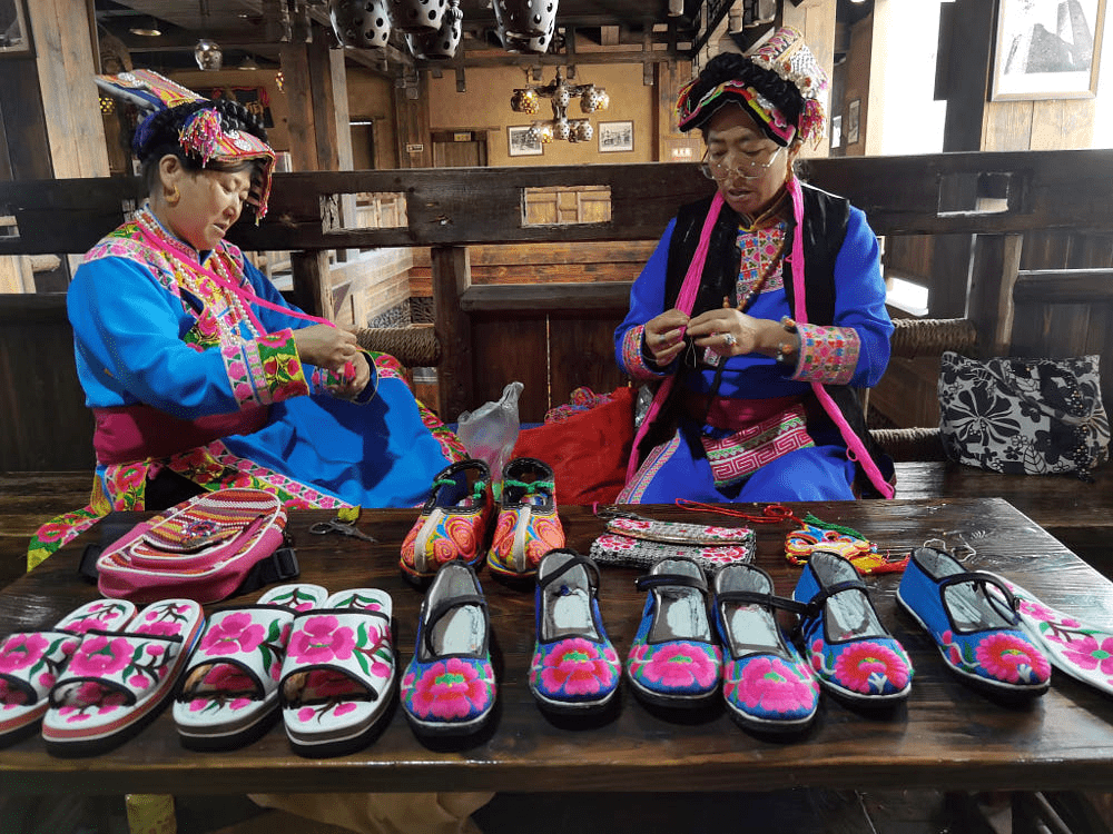 羌族云云鞋学术趴:从整部作品来看,画面是跟随着那首带有民族色彩的