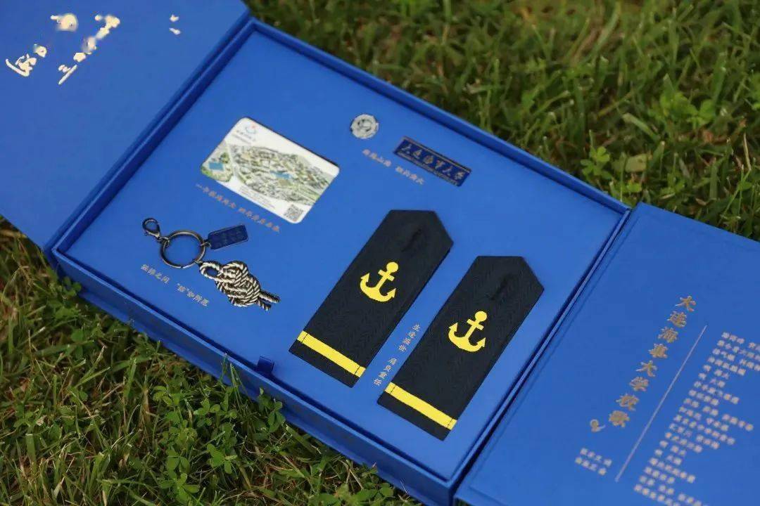 海大精神的录取通知书,特色的专属纪念品(校徽胸章,校名胸章,校服肩章