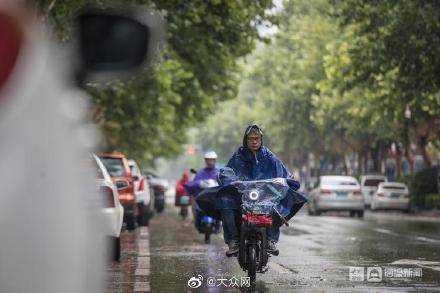 济南|台风“烟花”来了！济南早高峰市民出行从头到脚“全副武装”