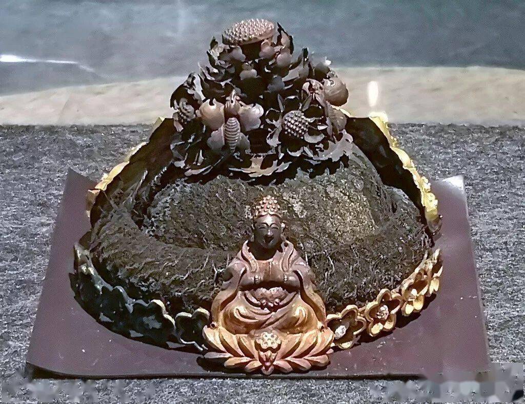 漆纱发冠 明翟鸟折枝花缎织金襕残片 明缂丝凤穿牡丹团花 明纹部采用