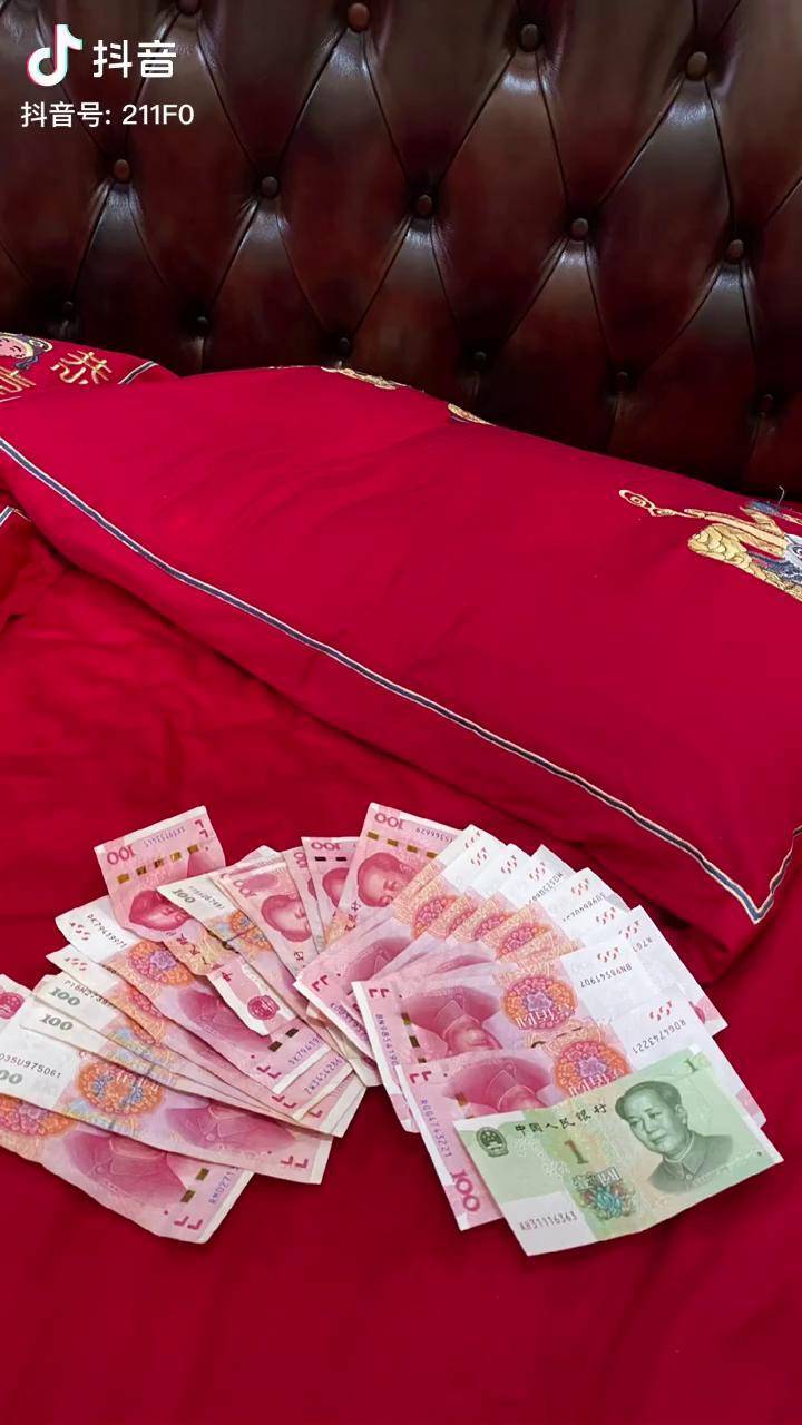 公婆给了改口费一万一寓意万里挑一,压岁钱1001,寓意千里挑一!压岁钱