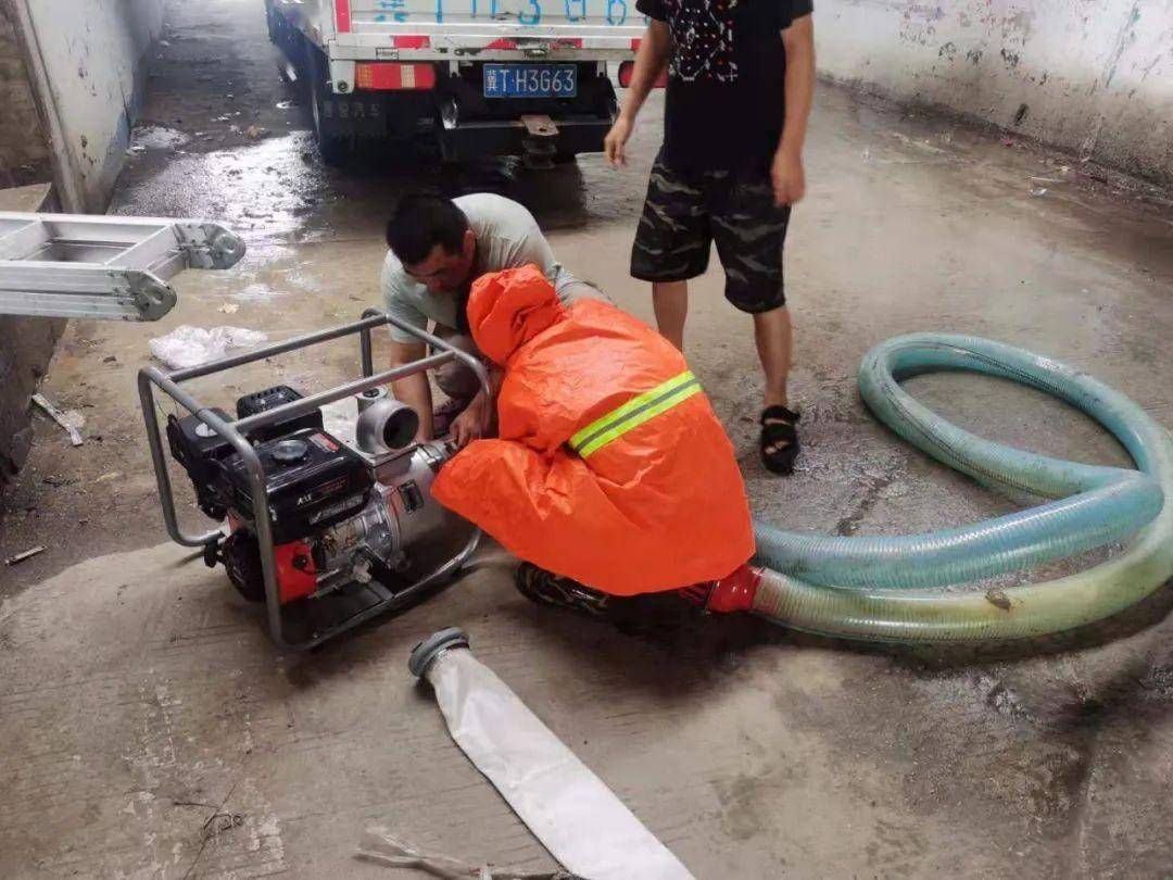 應對汛期風險 公路人雨中堅守一線