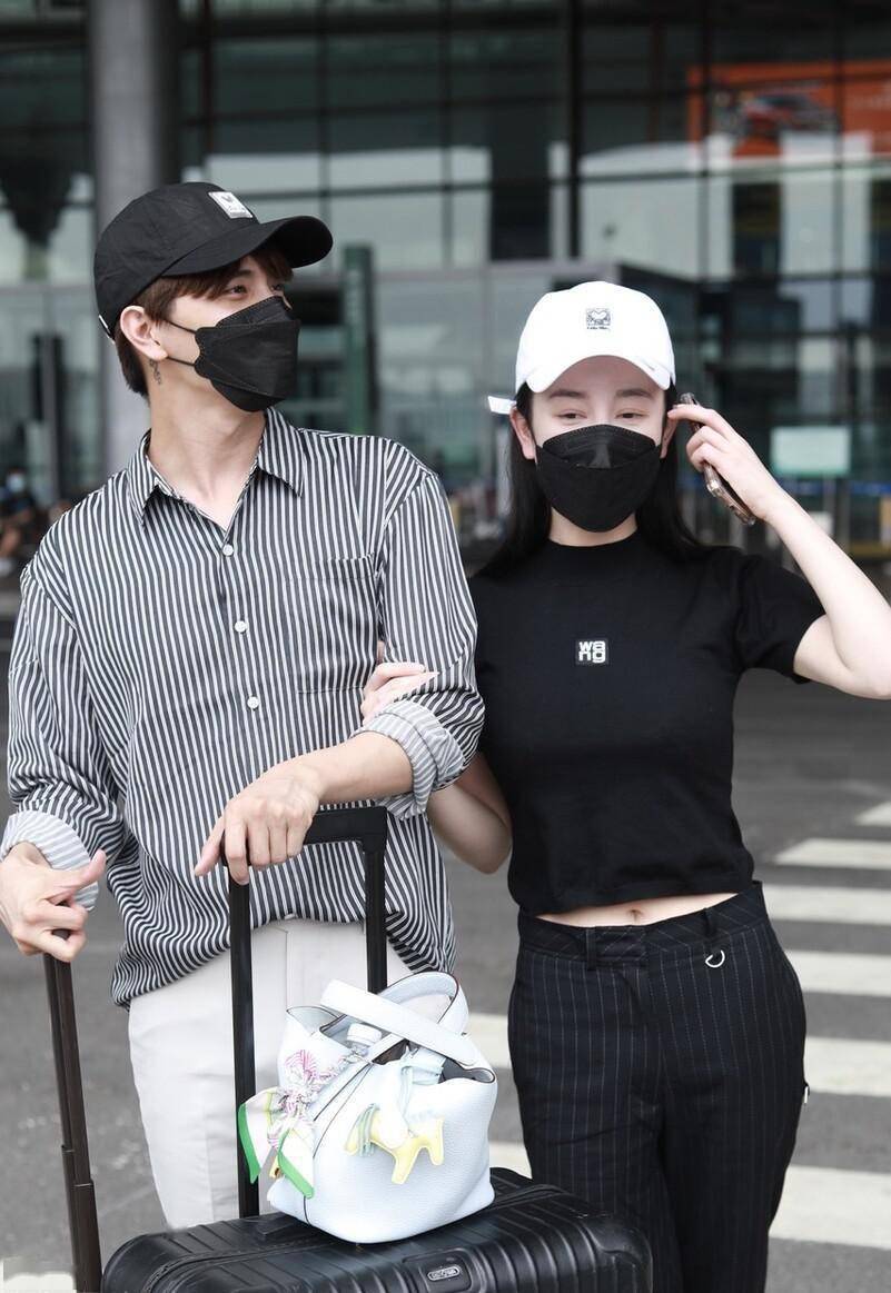 张檬和韩籍男友好腻歪,穿"吸热黑"休闲装抱一起,身材真不赖