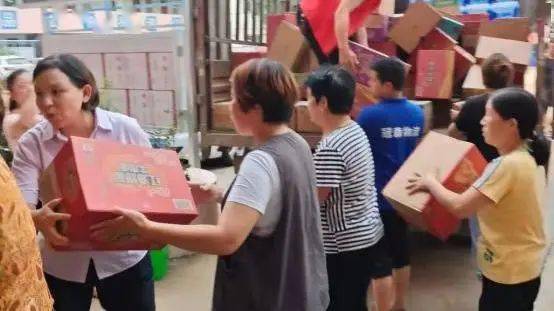 ，并安排自己的弟弟苏国英带领捐赠企业直接发 放给吴宇辉家人和乡亲们。受持续暴雨影响，鄢陵县城周边乡镇