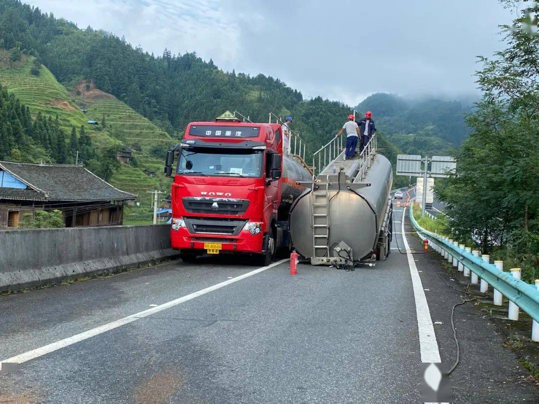 油罐车罐体脱落现场人员奋战11个小时解除险情