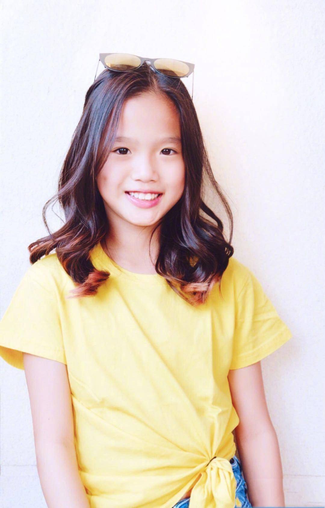 13岁张思捷红唇抢镜,与异性合影亲密引关注_jaden