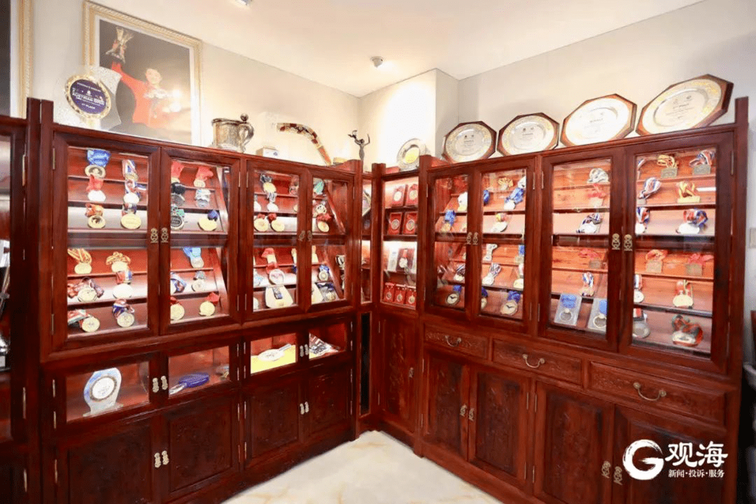 陈梦家中的奖牌展示柜陈梦家中拉起的加油横幅当晚,陈梦家中,她的家人