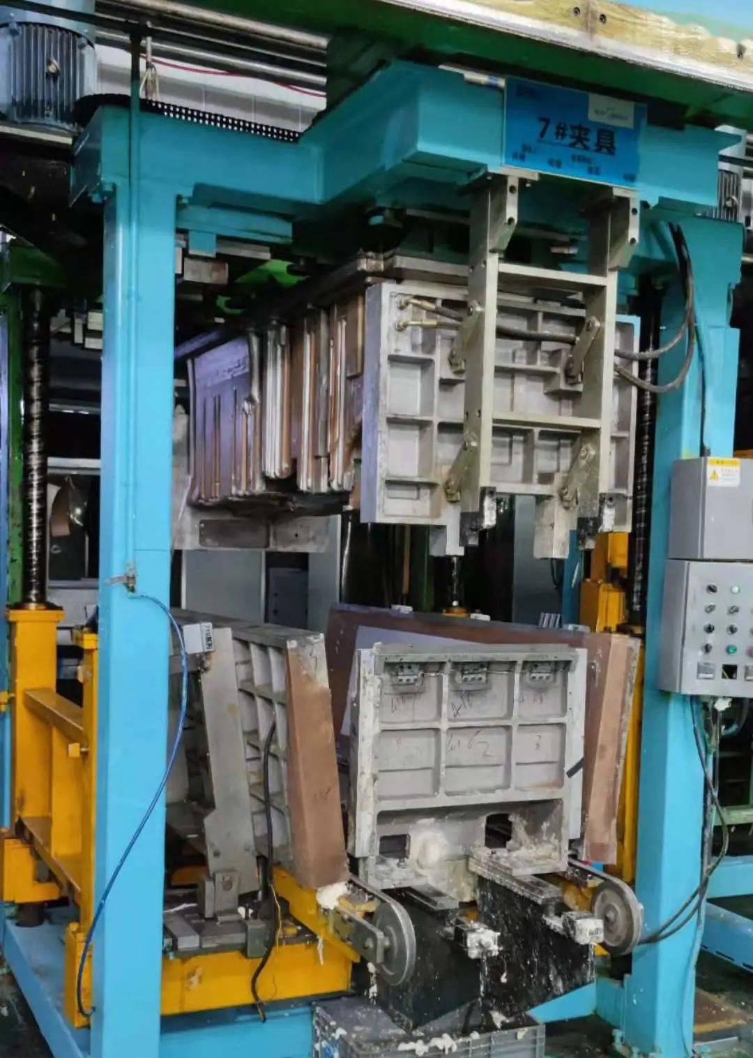 冰箱发泡侧板与内胆贴合内胆线路及回气管路的固定侧板冷凝器的固定