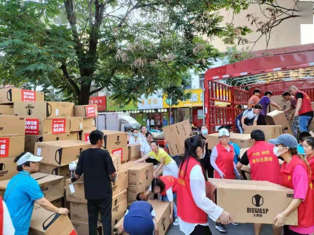【动态】"大黄蜂"来了,鹤壁市妇联持续分发救灾物资