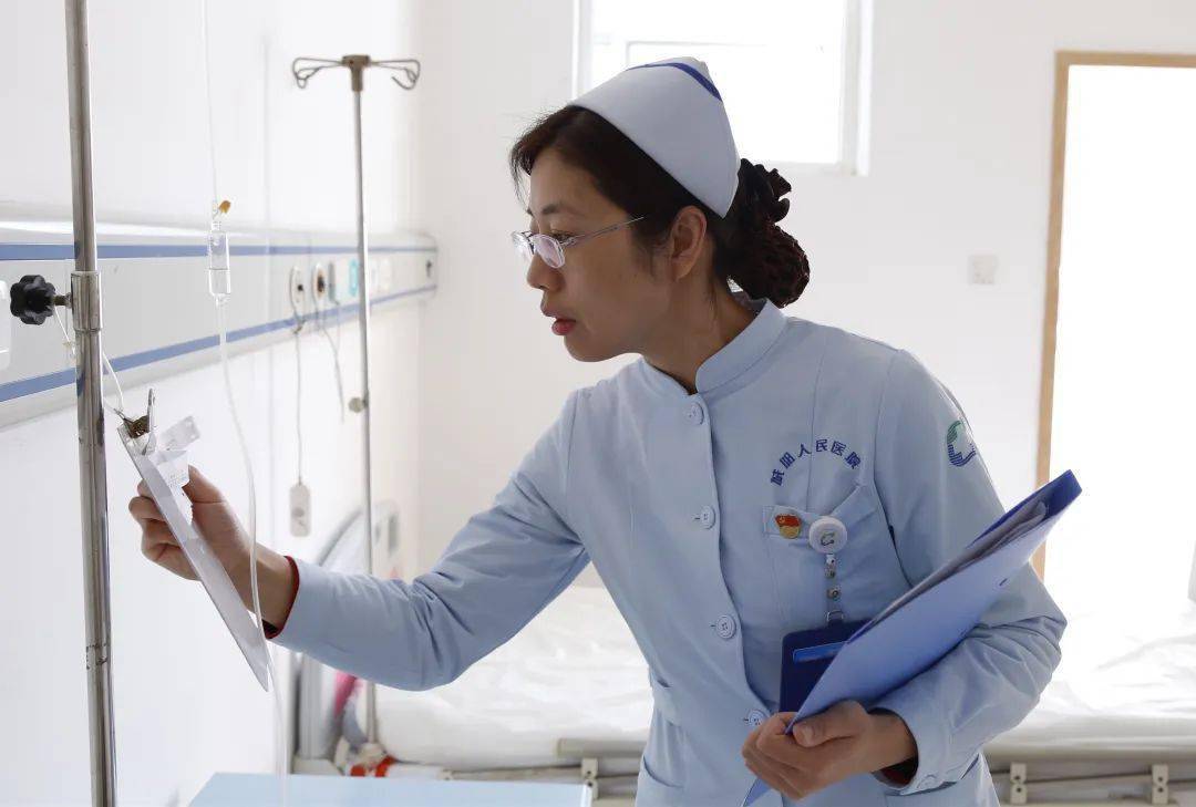 守初心担使命百名优秀党员故事董芝平凡中超越平凡用行动温暖人心