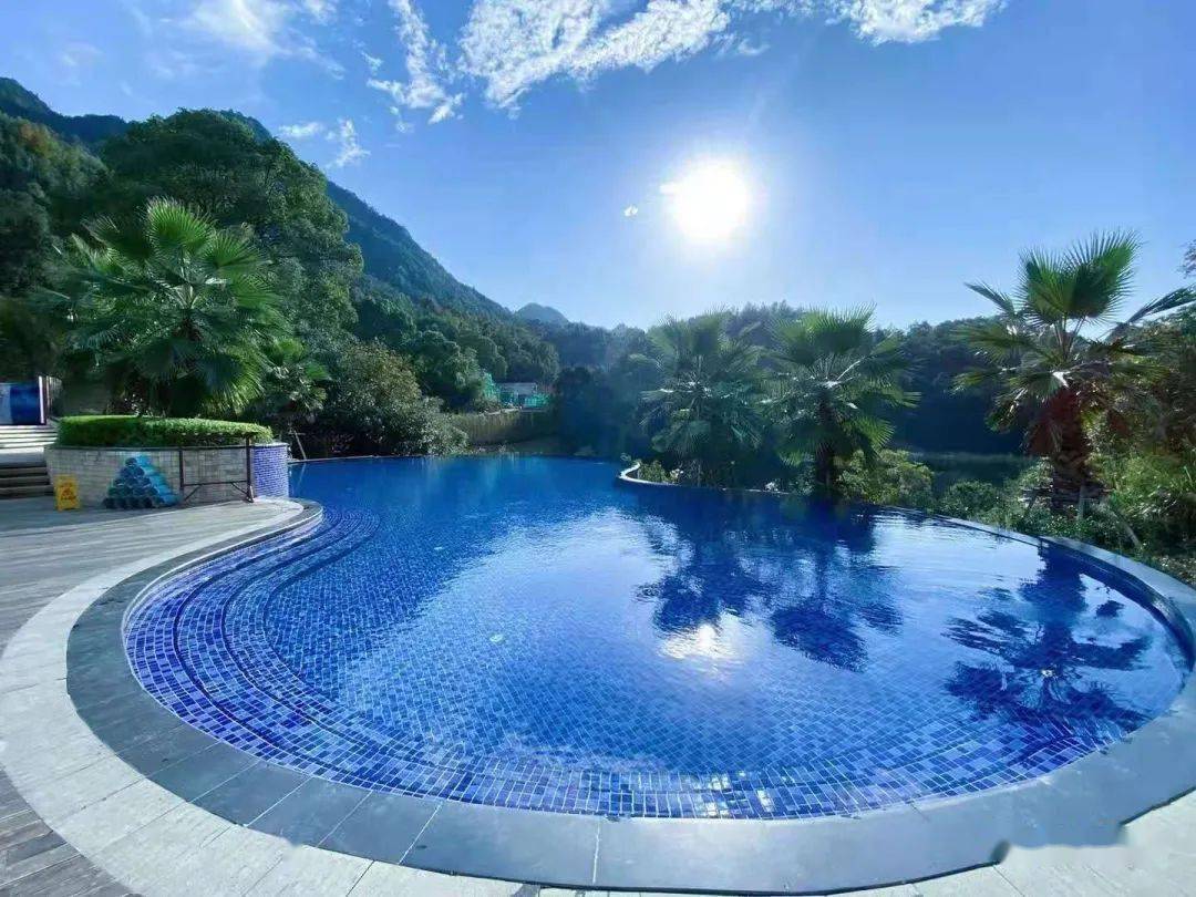 修水温泉小镇位于修水县城与大广高速连接线旁,也是夏季避暑的热门