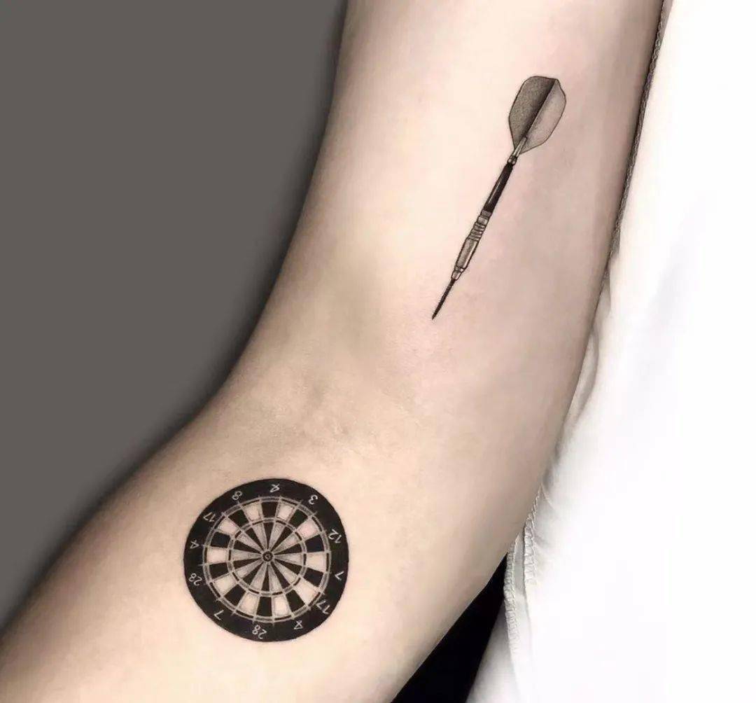 正中靶心的飞镖纹身