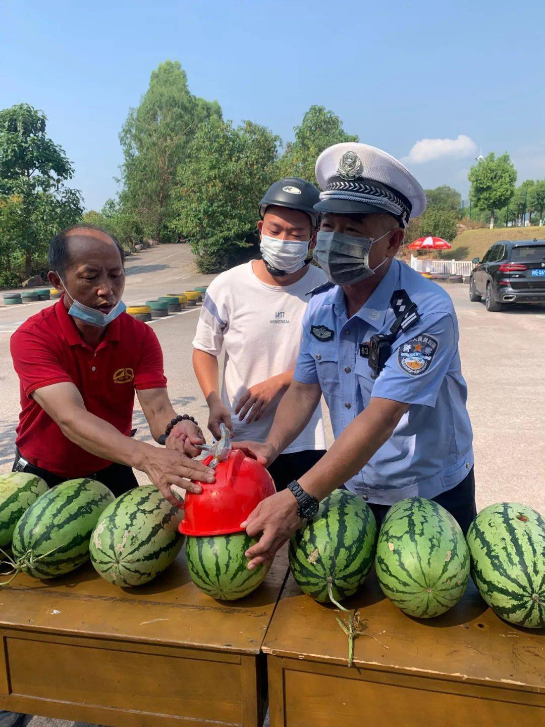 沙县交警现场砸西瓜?原来是.