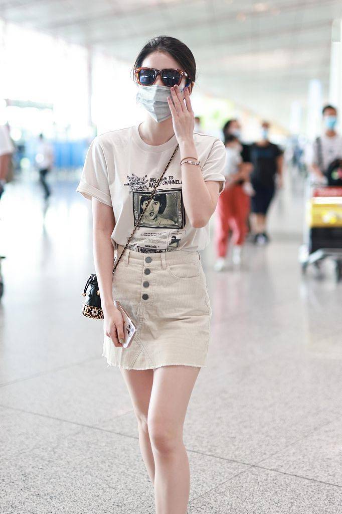 Chanel|张雪迎穿印花短袖T恤米色短裤 挎小水桶包带来夏日甜美