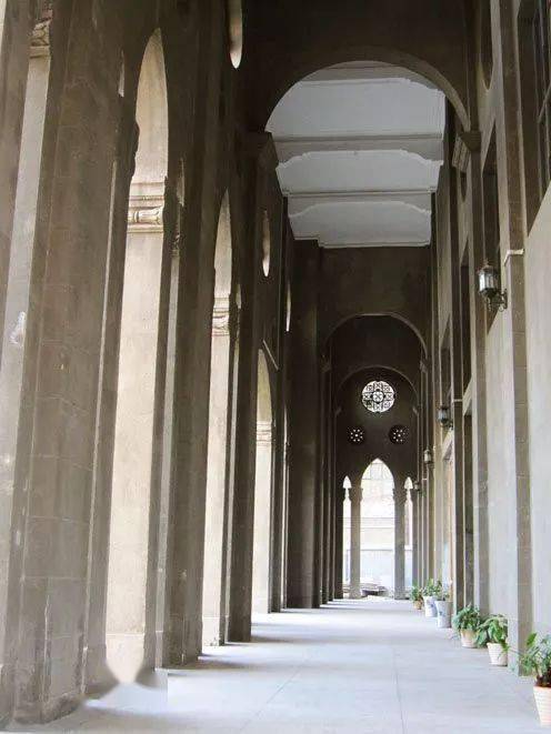 很深的回形步廊一进门两边就是主体是圆形的大殿古德寺的内部构造接