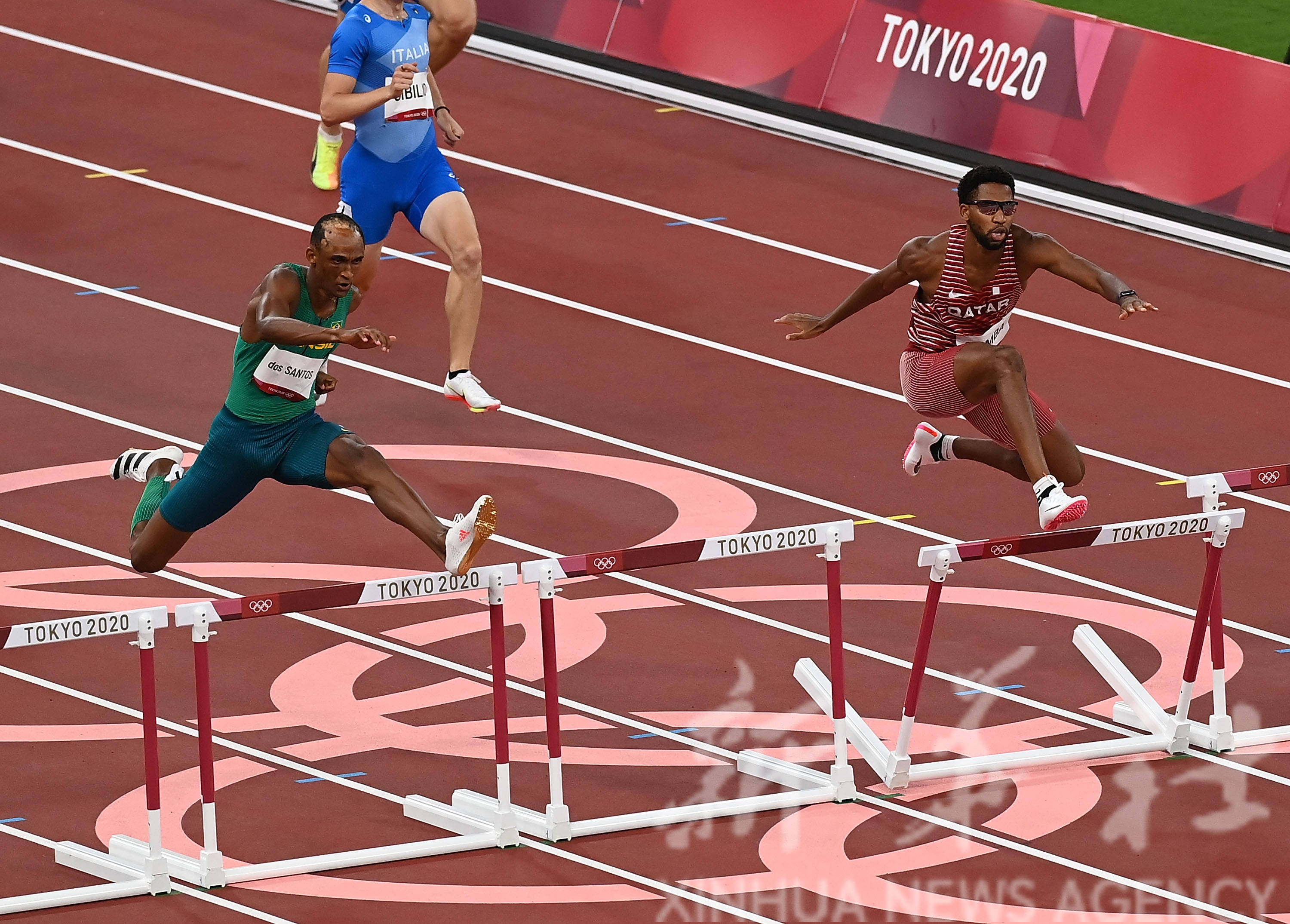 新华社记者 李钢 摄8月1日,英国选手扎内尔·休斯在男子100米半决赛中