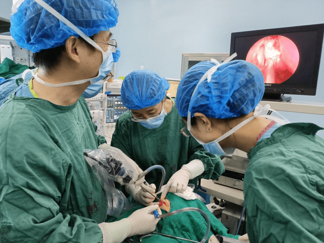 决定为患者实施全麻下鼻内镜下鼻腔泪囊吻合术,相比传统手术