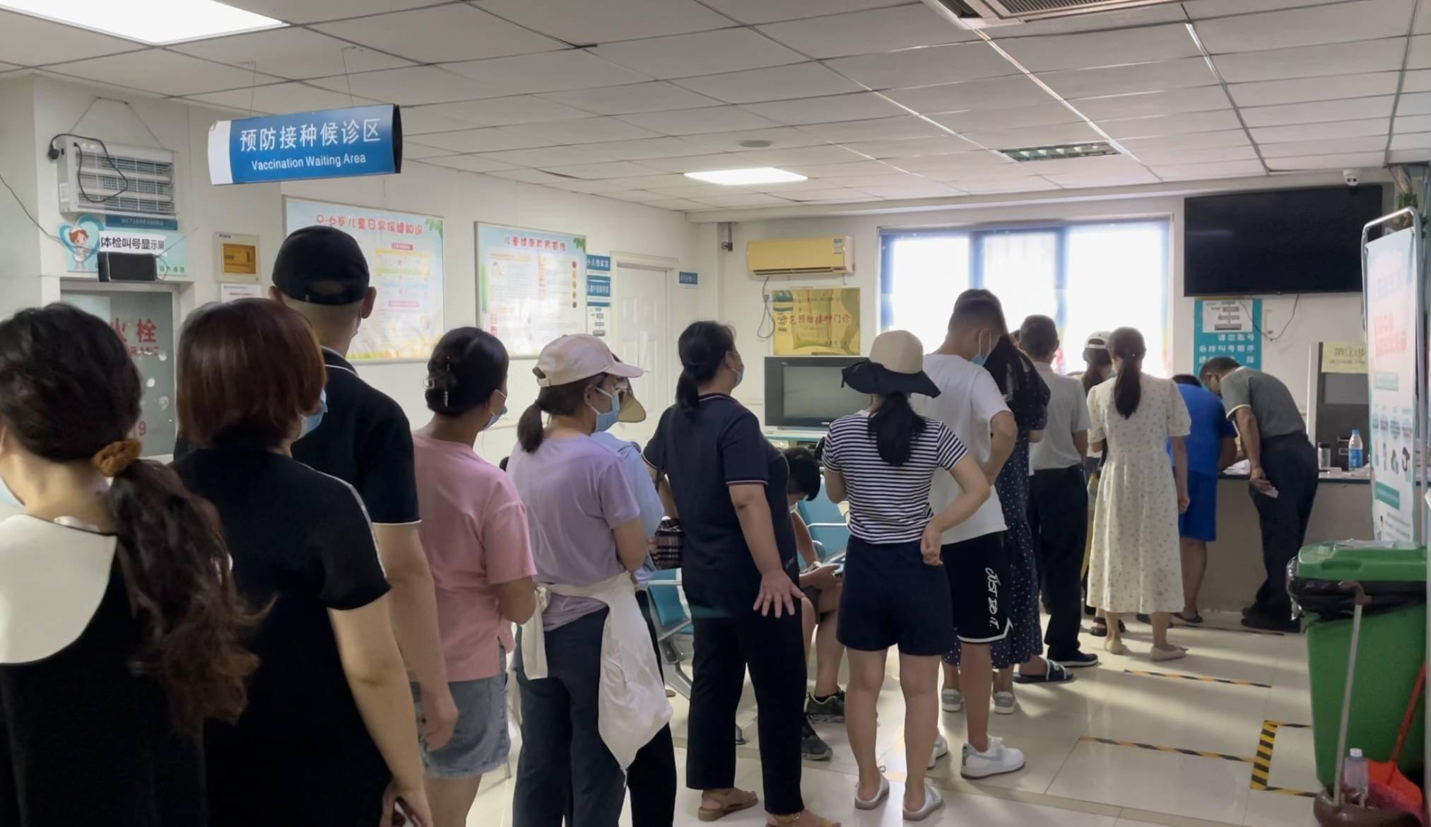 郑州新冠疫苗接种人数增多,如需接种可提前电话咨询站点