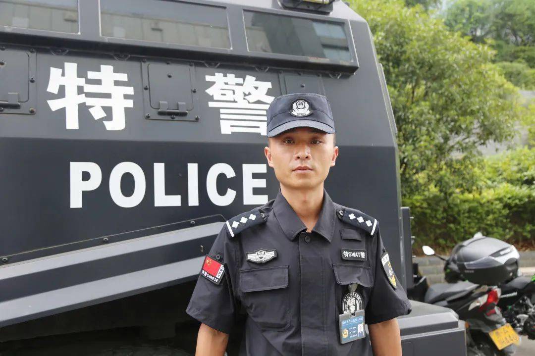 工作在监狱高墙内挥洒在监管改造罪犯一线继续把一腔热血穿上警服如今