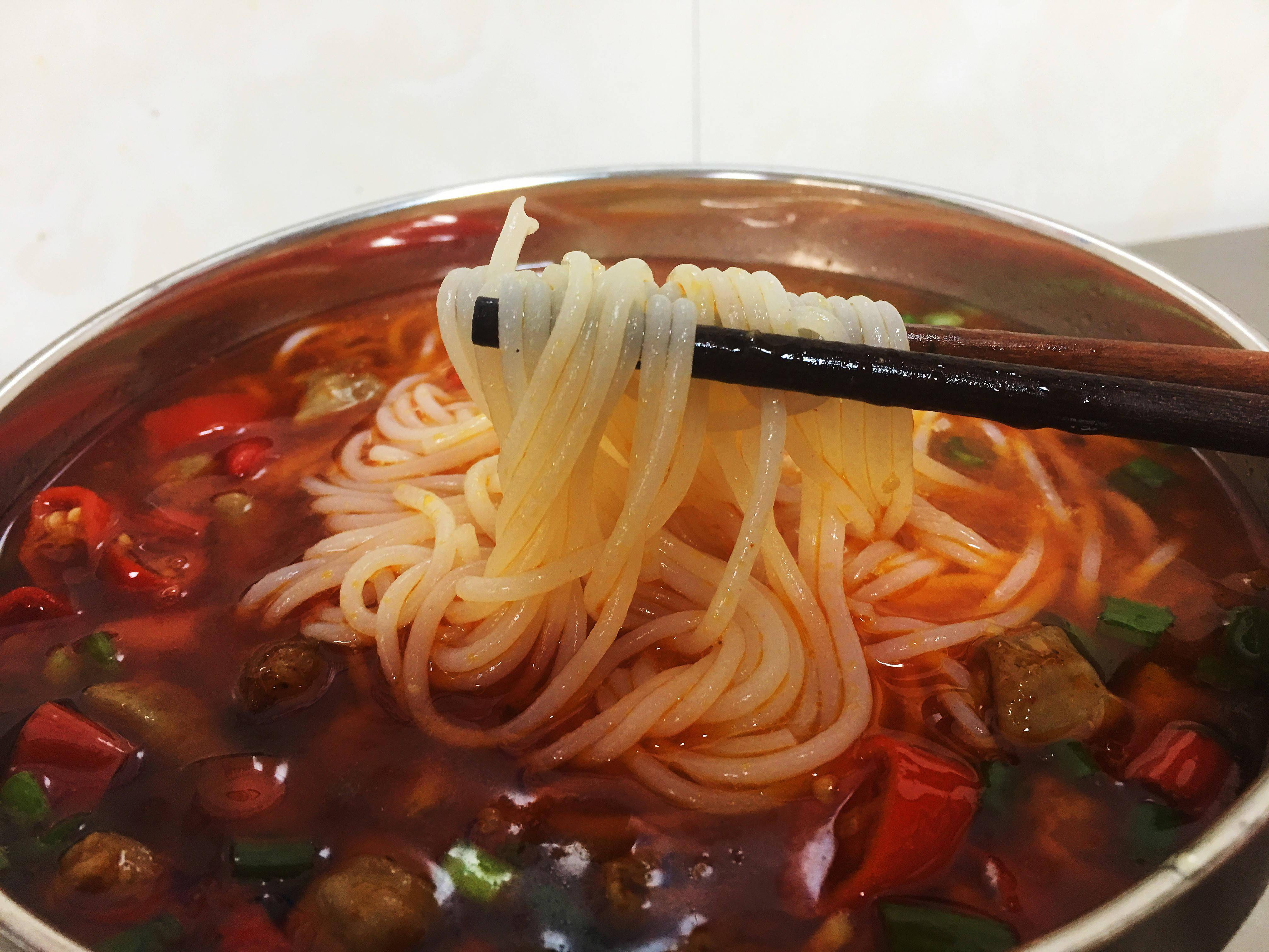 湖南没有菜单的早餐店,10年只卖粉,9元一碗,客人排队也要等