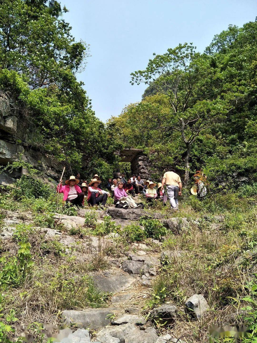 昭平这个村成为网红打卡地是村民双手凿出奋进阶梯